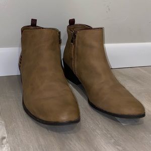 Women’s 7.5 Sam & Libby Tan Ankle Booties